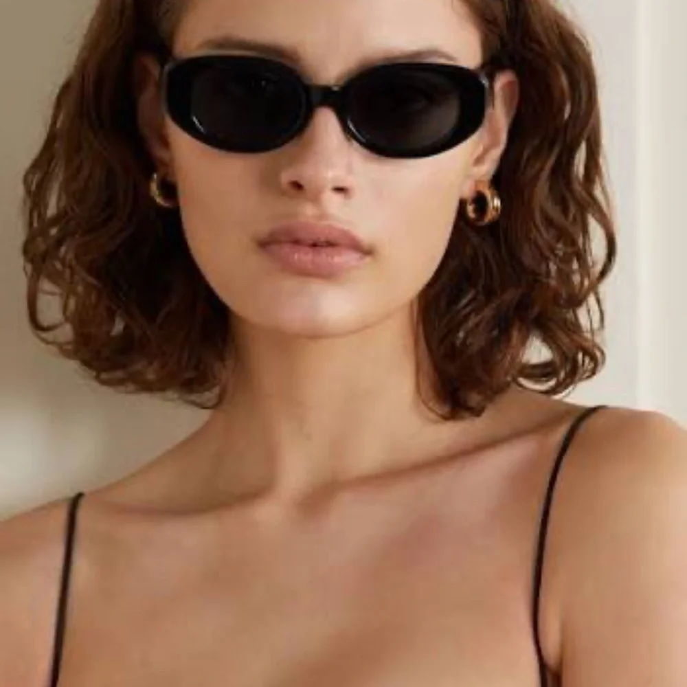 velvet canyon la plage Chic Black Oval Sunglasses - Picture 1 of 7